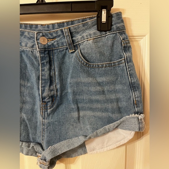 Women’s Forever 21 Light Denim Shorts - Picture 8 of 9